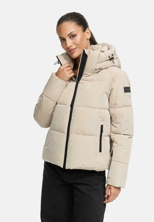 Beige vooderdatud jakk kapuutsiga, mustade tõmblukkude ja detailidega. Jakk on tikandiga disainiga ning varrukal on logopatch.