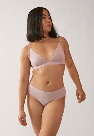 Lichtroze bralette en bijpassende hipsteronderbroek set, gemaakt van zacht materiaal, met een minimalistisch ontwerp met driehoekige cups en een gladde tailleband.