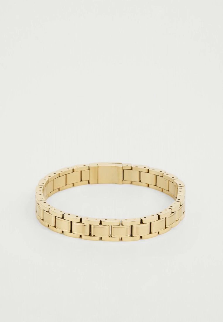 Bracelet doré avec une large bande composée de maillons rectangulaires et un fermoir boîte, disposé en ovale sur un fond blanc.