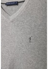 Pull gris à col en V en tissu doux, avec bords côtelés et un petit logo sombre sur la poitrine. Texture lisse avec un motif chiné léger.