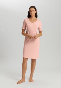 Dress da notte rosa a maniche corte con scollatura a V e orlo scallopato, realizzato in morbido cotone, lunghezza fino al ginocchio, vestibilità comoda.