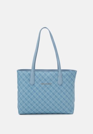 Jasnoniebieska torba typu tote Valentino z geometrycznym wzorem, podwójnymi paskami na ramię i złotym logo z przodu na białym tle.
