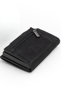 Portafoglio in pelle nera con superficie texturizzata, dotato di una tasca con zip e un design elegante. Accentuato da un piccolo tag metallico.