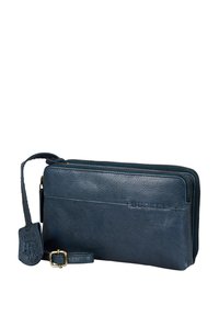 Marine leren portemonnee met een gladde textuur, ritssluiting, een buitenvak en een afneembare strap; heeft een reliëf logo van het merk.