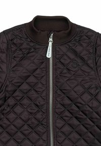 Chaqueta acolchada de color marrón oscuro con cuello acanalado, cremallera de longitud completa y logotipo sutil. Presenta un patrón de diamantes y una textura suave.