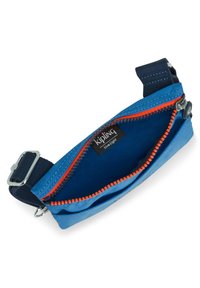 Pochette in nylon blu con zip arancione, dotata di una tracolla blu navy. All'interno si vede un'etichetta nera con il marchio "Kipling Live Light".