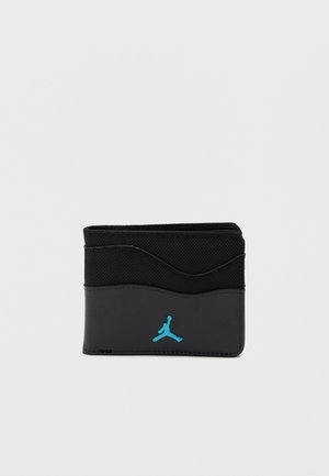 Schwarze Brieftasche aus strukturiertem Material mit Wellenmuster, akzentuiert durch ein türkisfarbenes Jumpman-Logo. Schlankes, kompaktes Design mit Kartenfächern.