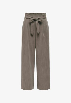 Pantalons larges en tissu taupe doux. Caractéristiques d'une taille ajustée avec passants de ceinture et un nœud noué à l'avant. Détail de texture verticale.