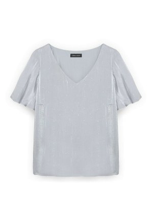 Lyseblå bluse med korte ærmer, diskret glimmer, V-hals og let struktureret stof.