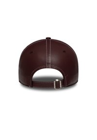 Braune Lederkappe mit weißen Nähten; gebogener Schirm, verstellbarer Riemen hinten mit einem silbernen Schnallenverschluss zur Größenanpassung.