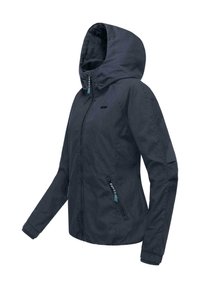 Veste bleu marine en tissu léger, dotée d'une capuche, de deux poches latérales zippées et de tirettes de fermeture éclair turquoise contrastantes.