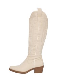 Botas altas de vaquero color crema hechas de cuero sintético, con detalles bordados en blanco, punta afilada y un tacón bajo en bloque.