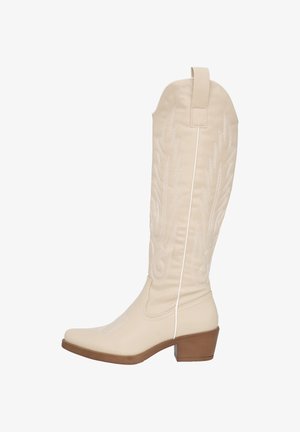 Wysokie kremowe kowbojki wykonane z materiału syntetycznego, z białymi haftowanymi detalami, w szpicznym nosku i niskim słupkowym obcasie.