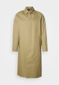 Beige trenchcoat van gladde stof, met een spitse kraag, lange mouwen en zijzakken. Eenvoudig, recht gesneden ontwerp zonder versieringen.
