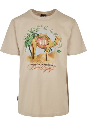 Beżowy T-shirt z kolorowym wielbłądem, palmami, sceną pustynną i napisem "Nomad's Land" oraz "Bon Voyage" z przodu.