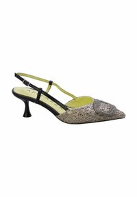 Sandal beige testurizzato con punta affusolata, cinturino nero regolabile, tacco basso a campana e dettaglio decorativo impreziosito sulla punta.
