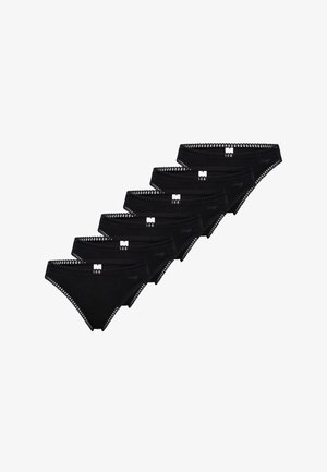 Mustat alushousut, kuusi kappaletta, joissa on sileä kangas, pitsireunus vyötäröllä ja pieni logokoristelu edessä.