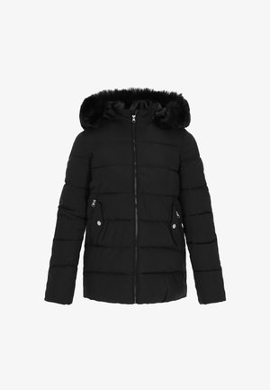 Fekete lepelkabát levehető műszőrme kapucnival, cipzáros elülső résszel, két oldalsó zsebbel, nyomógombos záródással és tűzött textúrával.