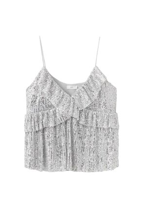 Top court argent avec une fine texture plissée et un col à volants. Doté de fines bretelles spaghetti et de détails à volants horizontaux.