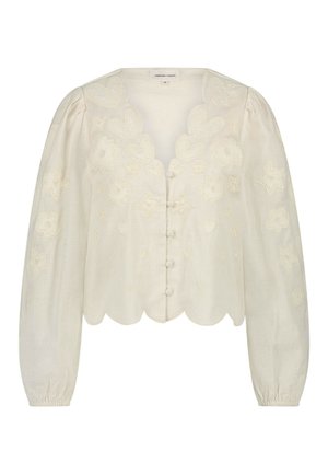 Crème kleurige blouse met pofmouwen, gegolfde halslijn, geborduurde bloemen- en hartmotieven, en vijf kleine knopen aan de voorkant.