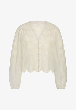 Crème kleurige blouse met pofmouwen, gegolfde halslijn, geborduurde bloemen- en hartmotieven, en vijf kleine knopen aan de voorkant.