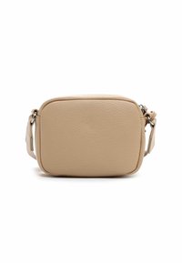 Borsa a tracolla in pelle beige con forma rettangolare, superficie testurizzata, tracolla regolabile e chiusura con zip. Nessun dettaglio hardware visibile.