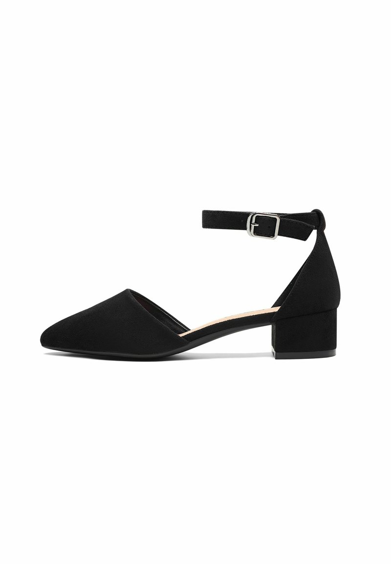 Chaussure noire en daim à talon carré avec un bout pointu et une bride au cheville. Équipée d'une petite boucle en argent et d'une texture lisse.