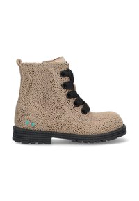Beige enkellaars met geperforeerde textuur, zwarte veters en turquoise accentpunten, met een zwarte rubberen zool en stevige hak.