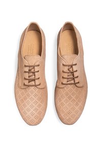 Chaussures en cuir suédé beige à lacets avec un design perforé, bout rond et semelle plate en caoutchouc. Présente des lacets ton sur ton et une doublure intérieure lisse.