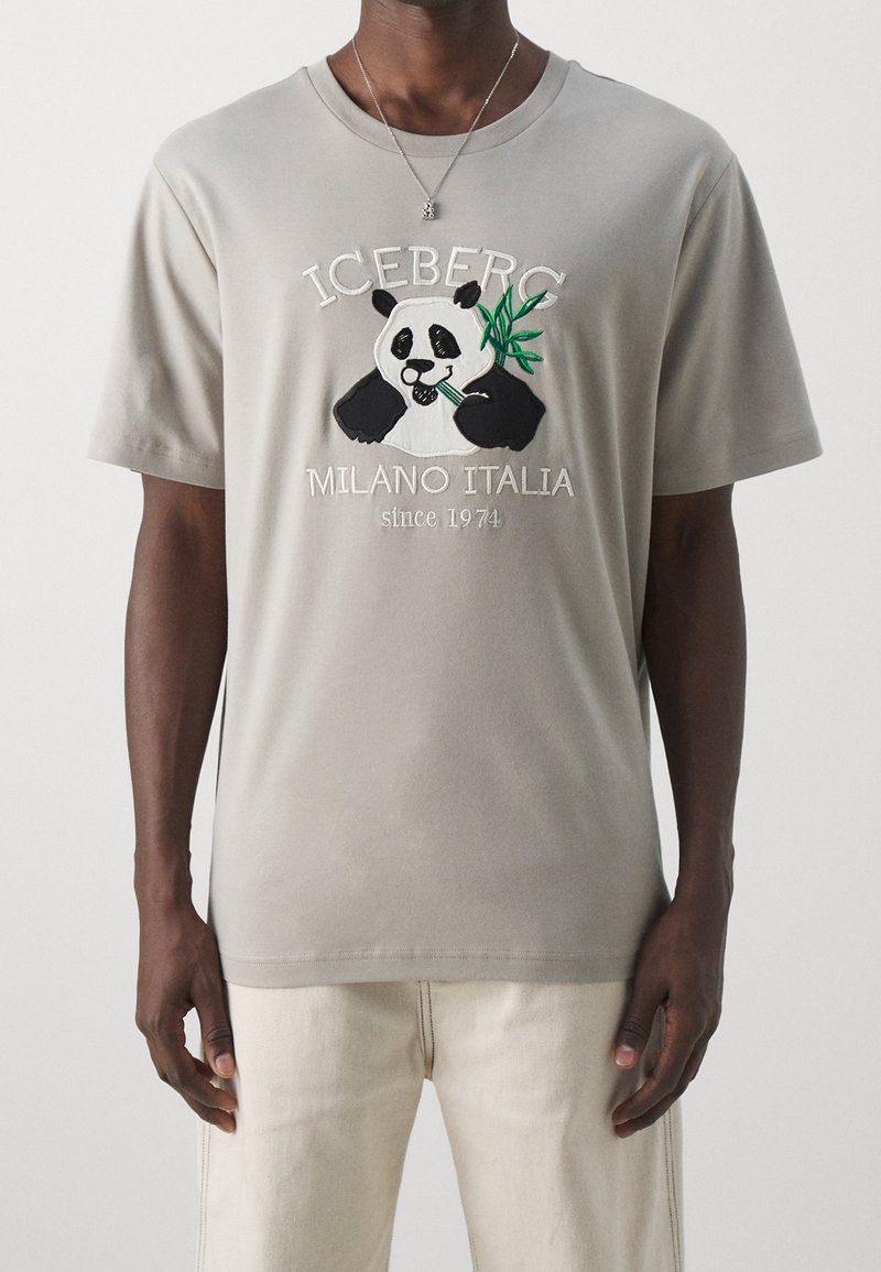 Jasnoszary bawełniany t-shirty z haftowanym wzorem pandy i bambusa, z napisem "ICEBERG MILANO ITALIA od 1974" poniżej.
