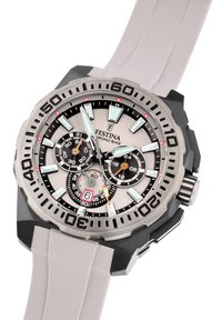 Sudraba hronogrāfa pulkstenis ar pelēku rāmīti, baltu silikona siksniņu, vairākiem ciparniekiem un mirdzošiem marķējumiem; stundu atzīmēs ir sarkanas akcentus.