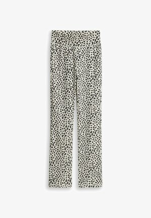 Witte broek met rechte pijpen, zwarte onregelmatige luipaardprint en een elastische tailleband.