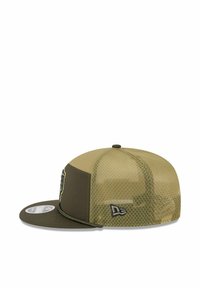 Baseballkappe mit flacher Krempe, grünem Netzoberteil und dunkelgrünem Stoff vorne. Mit gesticktem Logo auf der Vorder- und der Seite.