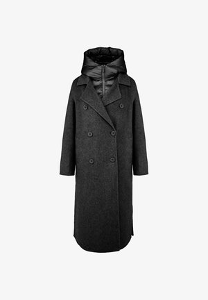 Dwurzędowy płaszcz z ciemnoszarej wełny z czarnym, puchowym kapturem, o prostym kroju, z długimi rękawami i dwoma dużymi guzikami z przodu.