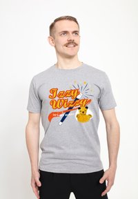 Grå bomulds t-shirt med et levende grafisk tekst "Izzy Wizzy" og en gul plysdyr med stjerner og en blyantillustration.