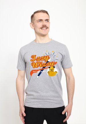 Šedé bavlněné tričko s výstižným grafickým textem "Izzy Wizzy" a ilustrací žluté plyšové hračky se hvězdami a tužkou.
