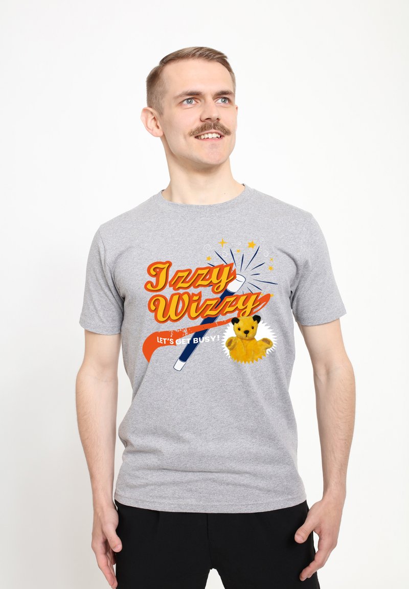 Grå bomulds t-shirt med et levende grafisk tekst "Izzy Wizzy" og en gul plysdyr med stjerner og en blyantillustration.