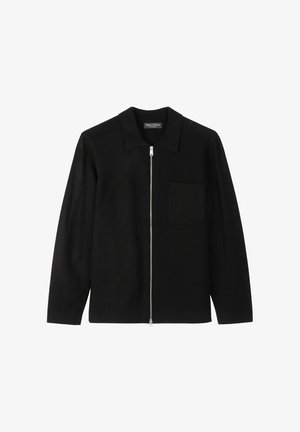 Zwarte zip-up jack van zachte stof, met een platte kraag, lange mouwen en een enkele zak op de linkerkant van de borst.