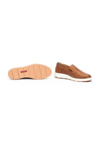 Zapatos comodines de cuero marrón con acabado texturizado, entresuela blanca y suela de goma con un patrón de tracción.