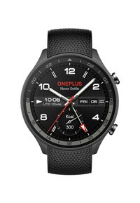 Schwarze Smartwatch mit einem strukturierten Gummiband. Rundes Ziffernblatt mit schwarzem Zifferblatt, weißen Markierungen und roten Akzenten für Uhrzeit und Kalorien.