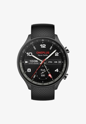 Schwarze Smartwatch mit einem strukturierten Gummiband. Rundes Ziffernblatt mit schwarzem Zifferblatt, weißen Markierungen und roten Akzenten für Uhrzeit und Kalorien.