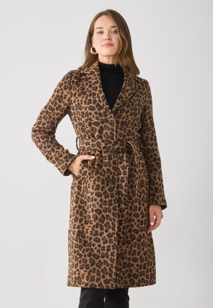 Leopard print jas in bruin en zwart, met een notch-kraag, knopen aan de voorkant, een tailleband en zijzakken. Zachte textuur.