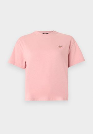 Rosa unisex T-Shirt mit kurzen Ärmeln und einem kleinen rechteckigen Logo-Patch auf der linken Brust, dargestellt vor einem einfarbigen Hintergrund.