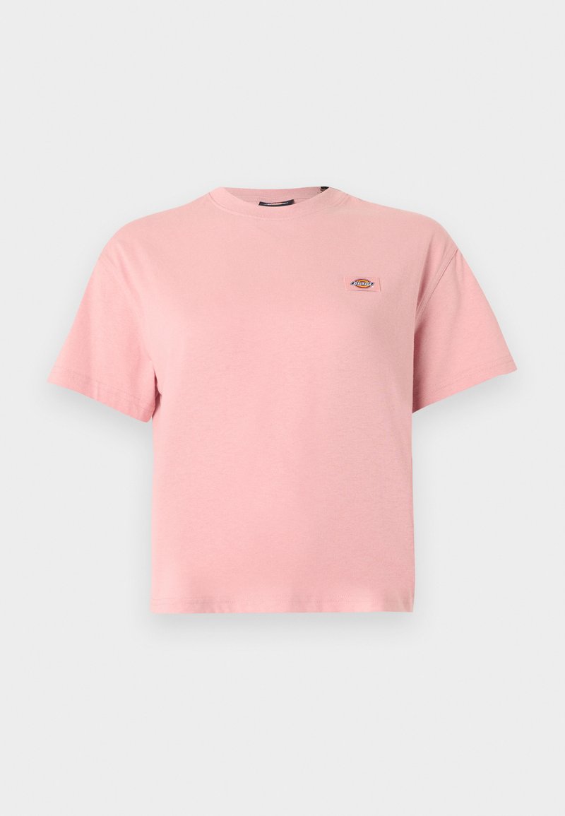 Roze unisex T-shirt met korte mouwen en een klein rechthoekig logoplaatje op de linkerborst, getoond tegen een effen achtergrond.