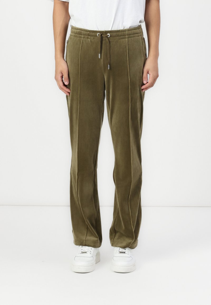 Olivgrüne, samtige Trainingshose mit elastischem Bund, Kordelzug, Seitentaschen und kontrastierenden Nahtdetails.