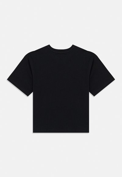 Μαύρο κοντομάνικο μπλουζάκι με στρογγυλή λαιμόκοψη. Κατασκευασμένο από βαμβάκι, με απαλό ύφασμα και χωρίς ορατά λογότυπα ή σχέδια στην πίσω πλευρά.