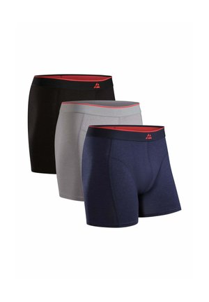 Kolme miesten bokserialushousua mustana, harmaana ja tummansinisenä, joissa punaiset sisävyötäröt ja pienet punaiset logot ulkoylätaljoissa.