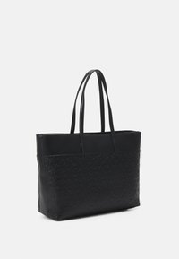 Černá kožená taška s raženým vzorem, hladká horní část, dva ramenní popruhy a obdélníkový tvar. Odolný a prostorný design.