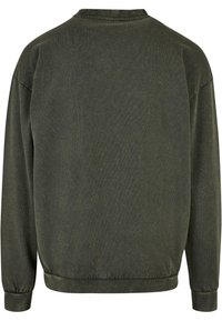Sudadera de manga larga en verde oliva oscuro con cuello, puños y cinturilla de canalé, mostrada desde la parte posterior.