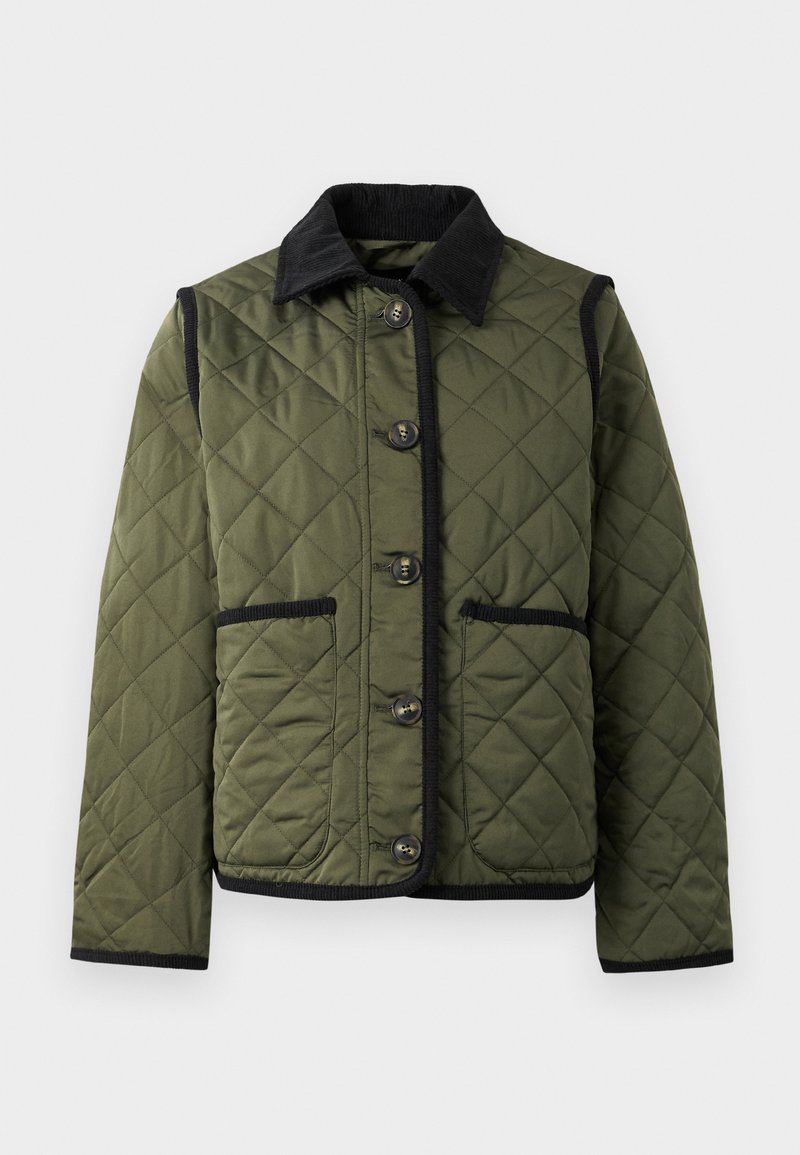 Grüne gesteppte Jacke mit schwarzem Cordkragen, Fronttaschen und Knopfschluss. Verfügt über kontrastierende schwarze Besätze entlang der Ränder und Taschen.